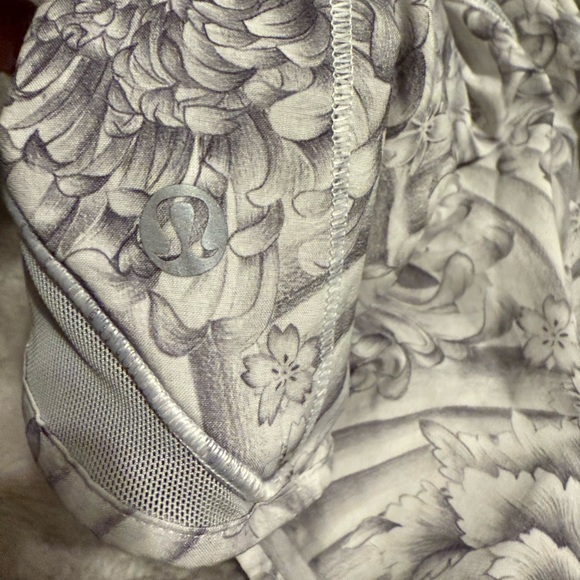 Lululemon Hotty Hot Shorts II 2.5” - Picture 5 of 8